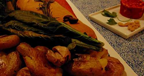 Rôti de seitan aux champignons, en croûte, avec carottes Hasselback, pommes de terre écrasées,  et fromage végétal