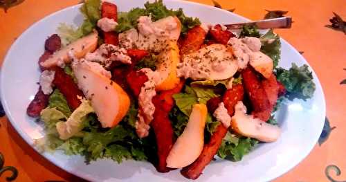 Salade avec poires, tempeh bacon et sauce au tournesol