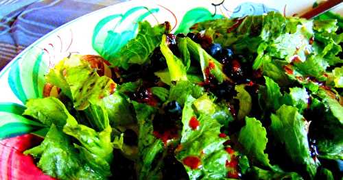 Salade avec vinaigrette aux bleuets