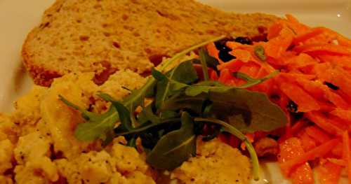 Salade de carottes au cari et omelette végétale au feta