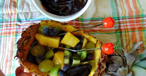 Salade de fruits dans un ananas... ou fondue au chocolat ;-)