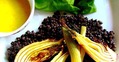 Salade de lentilles noires et fenouil avec tofu grillé