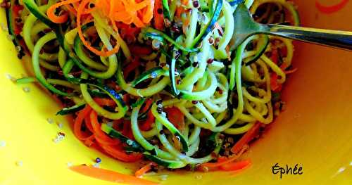 Salade de quinoa, courgette et carotte, avec vinaigrette au tahini