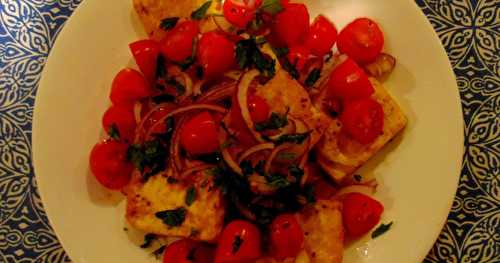 Salade de tofu, tomate, oignon, façon halloumi