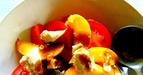 Salade de tomates, pêches, et fromage de haricots blancs