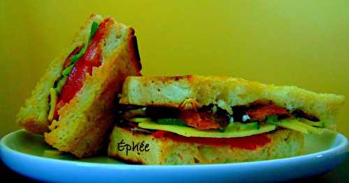 Sandwich tomate-patate douce-avocat