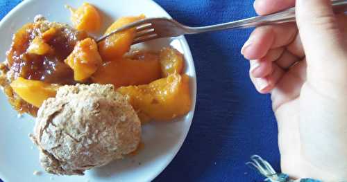 Scones garnis de pêches au sirop d'érable