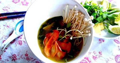 Soupe asiatique avec dumplings 