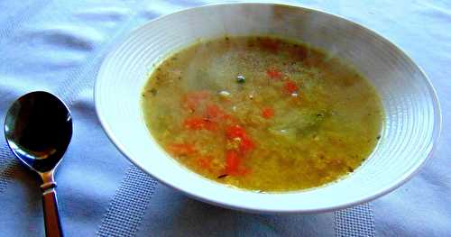 Soupe au poulet {de soya} et riz {de chou-fleur}