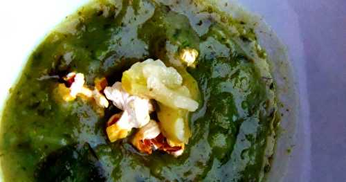 Soupe aux herbes avec  ...  pop corn et ail confit