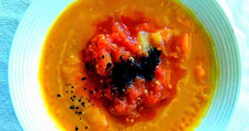 Soupe de  carottes, lentilles rouges et gingembre, avec garniture de tomates et spiruline