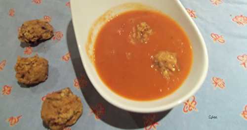 Soupe épicée au beurre d'arachides et aux bouboules dans les mêmes tons