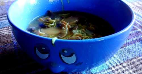 Soupe miso aux nouilles de courgettes