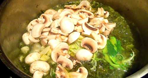 Soupe miso aux spaghettis de courgettes, épinards et champignons