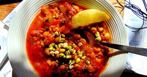 Soupe repas au sorgo, pois chiches, lentilles rouges et boulettes aux parfums marocains
