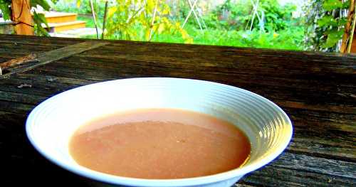 Soupe rose aux radis et aux pommes 