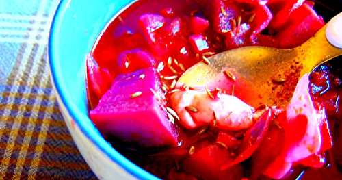 Soupe rouge aux betteraves, chou rouge et oignon rouge