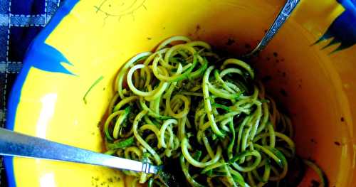 Spaghettis de courgettes au pesto ;  2 ingrédients pour jour de canicule