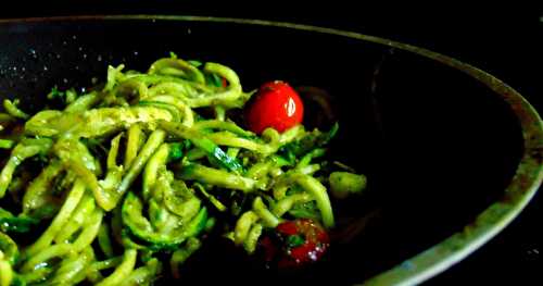 Spaghettis de courgettes au pesto à la poêle