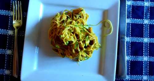 Spaghettis de courgettes crues en sauce aux parfums thaï