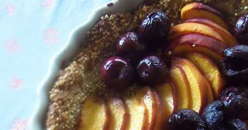 Tarte aux pêches et cerises sur croûte aux noix et quinoa