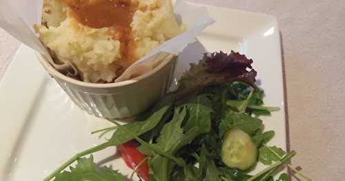 Tartelettes à la montagne de pommes de terre avec un lac de sauce