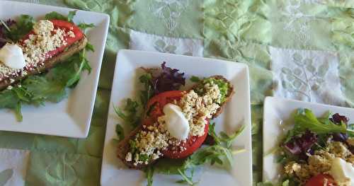 Tartine de pain de seigle grillé, avec pesto de fleur d'ail, tomate, et tofu-feta