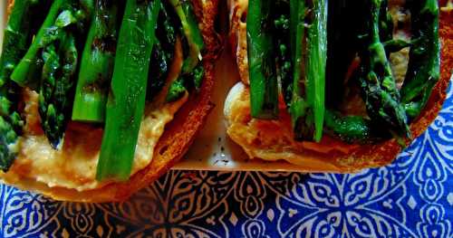 Toasts à l'houmos et aux asperges