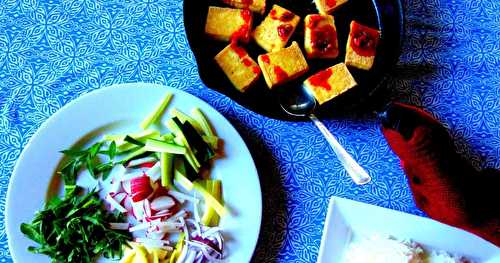 Tofu asiatique avec sauce et crudités