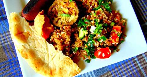 Tofu et saucisse végétale sur boulgour avec aubergines grillées et taboulé