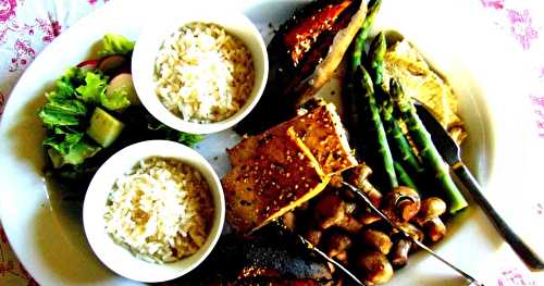 Tofu grillé, asperges, patates douces au four et champignons