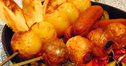 Casserole de poivrons grillés et saucisses végétales avec brochette de pomme de terre