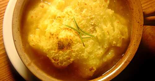 Soupe à l'oignon aux boulettes, gratinée aux pommes de terre