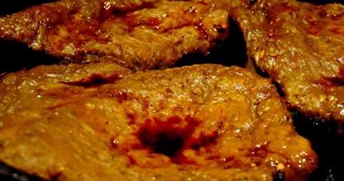 "Steak" végétal, rondelles d'oignons, et sauce au poivre