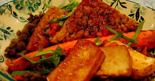 Tempeh et tofu fumé sur marée de lentilles