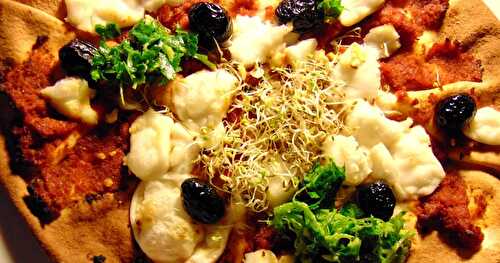 Pizza sur pita au pesto de tomates séchées,  feta végétal, olives marocaines, et persillade