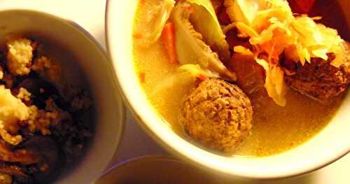 Soupe repas d'inspiration asiatique aux boulettes végétales