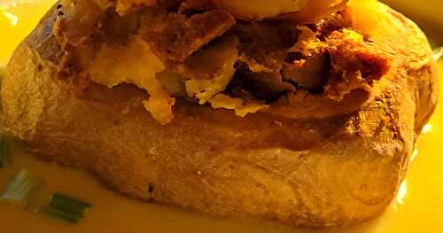 Pommes de terre  au four farcies à la saucisse avec béchamel au frauxmage