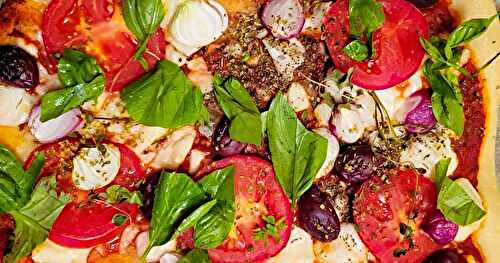 Pizza aux tomates et basilic