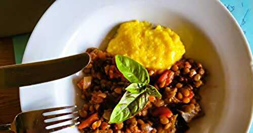 Ragoût de lentilles à l'aubergine et tomates sur polenta