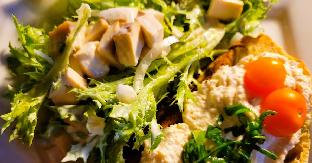 Tartine au paneer végétal avec salade cesar