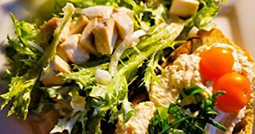 Tartine au paneer végétal avec salade cesar