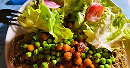 Toast à l'avocat, petits pois, et pois chiches