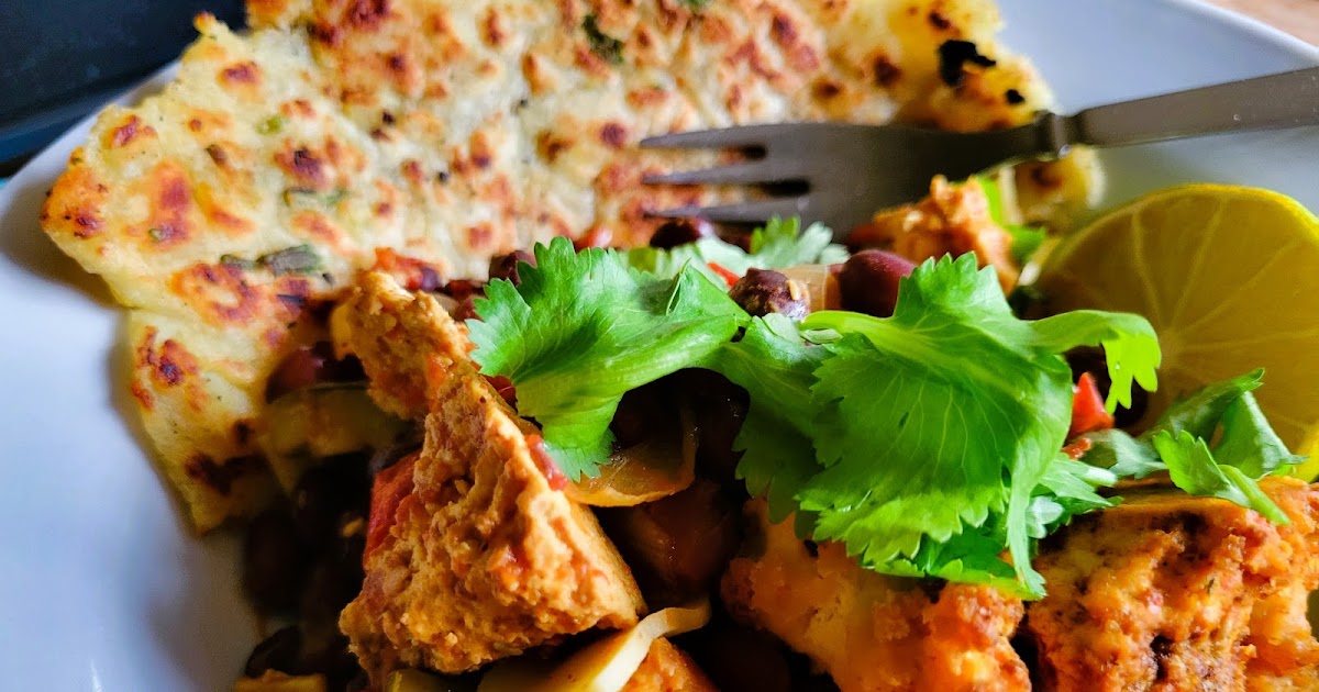 Casserole de légumes, haricots noirs et tofu, aux parfums mexicains, avec pain de patates