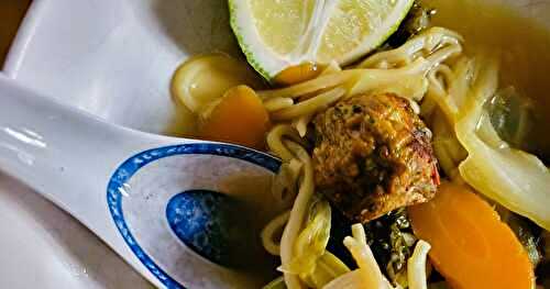 Soupe d'inspiration asiatique aux légumes et boulettes 