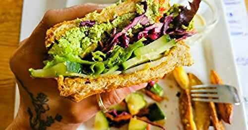Burger de tofu aux épinards avec salade de chou rouge    