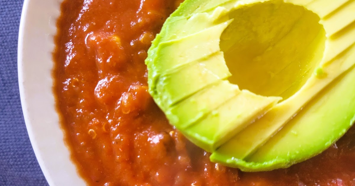Soupe d'inspiration mexicaine aux haricots rouges et noirs avec patate douce et quinoa