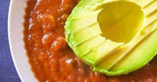 Soupe d'inspiration mexicaine aux haricots rouges et noirs avec patate douce et quinoa