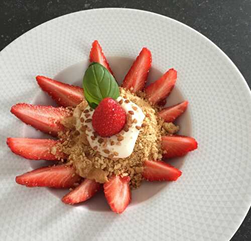 Fraises, crème d'Isigny et palets bretons