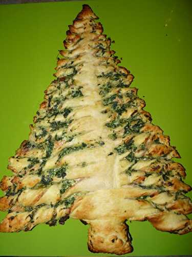 Pizza sapin épinards, saumon fromage, ail et fines herbes